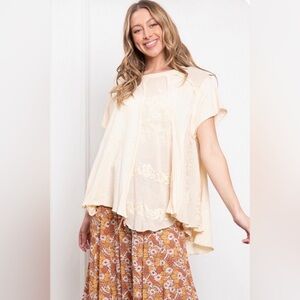 Blue velvet Women's Cream Short-Sleeve Lace Floral Lace Tunic Top with Pockets